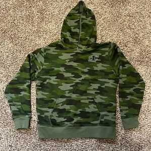 Boys champion camo hoodie sweatshirt. Size large 14–16.